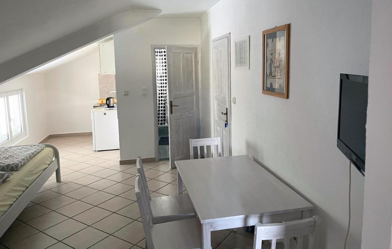 Apartment Anic Karlobag Buitenkant foto