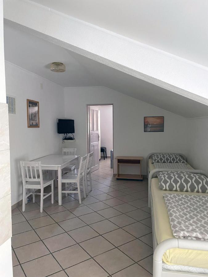 Apartment Anic Karlobag Buitenkant foto