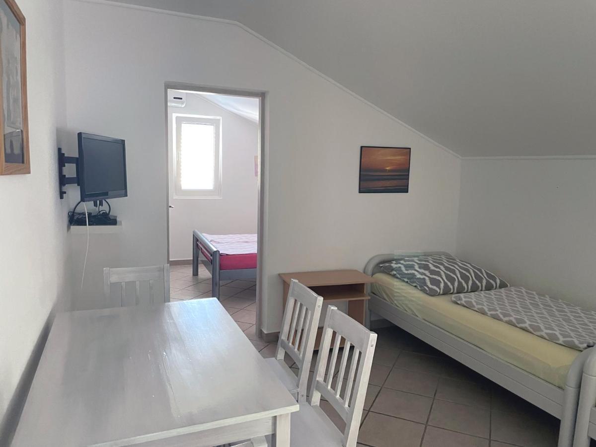 Apartment Anic Karlobag Buitenkant foto